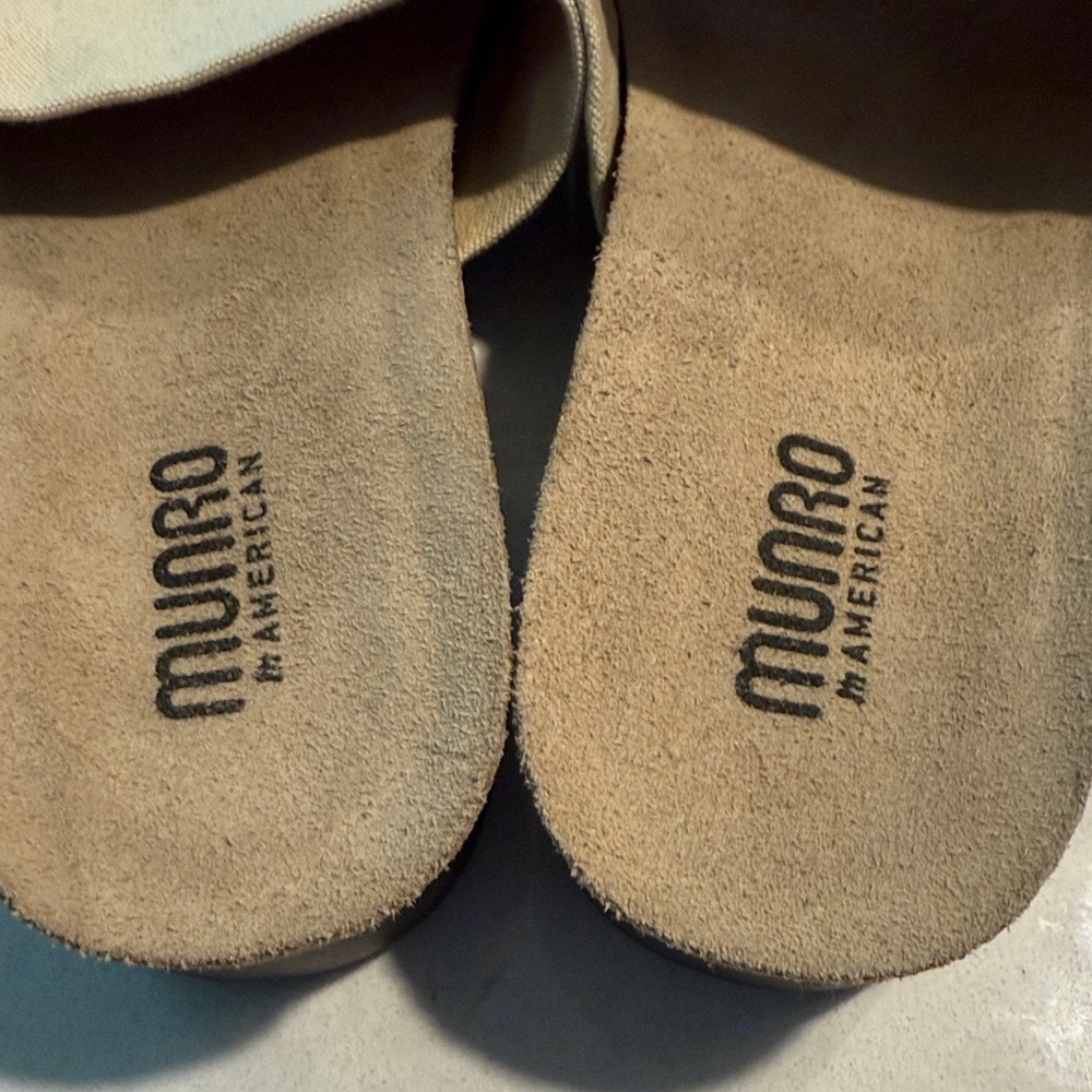 MUNRO flat platforms (Nalia) Size 7 1/2 Beige - Picture 3 of 5